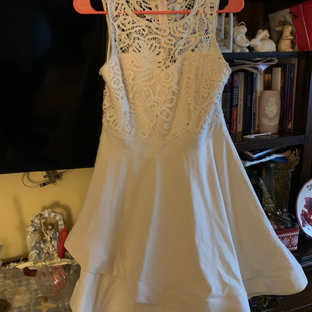 Sioeblu Elegant Cream Lace Dress
